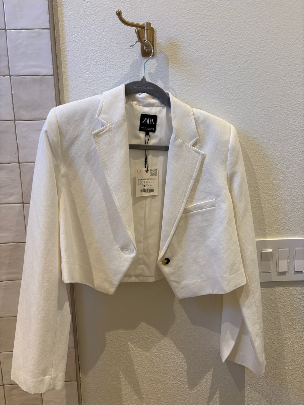 QUICKSALE ITEM (48hr only) Zara White Cropped Single-Button Blazer